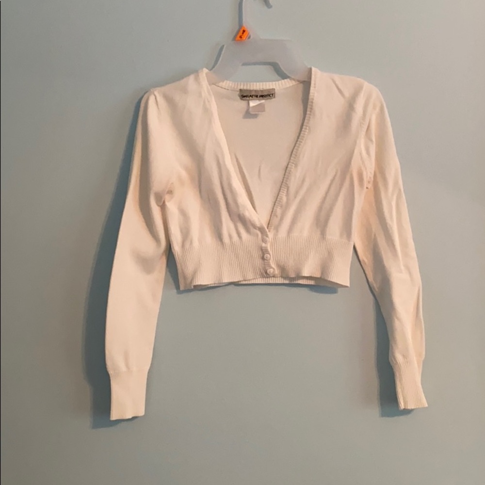 White cropped sweater with 3 buttons!